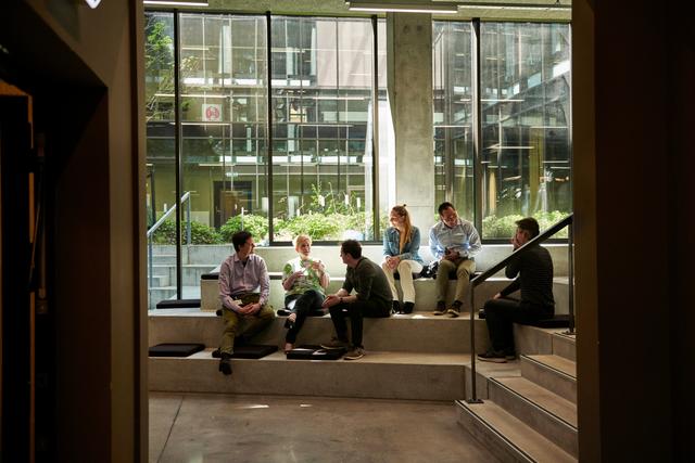 En gjeng mennesker sitter sammen i en trapp